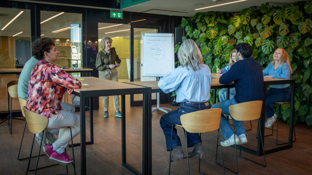 Training in hospitality en communicatie met een groep deelnemers